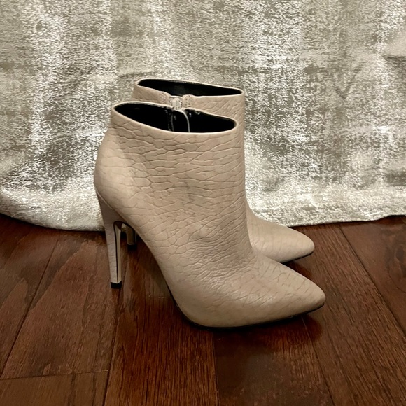 NWT ALDO Silver, Grey textured Leather stiletto booties - Picture 2 of 10